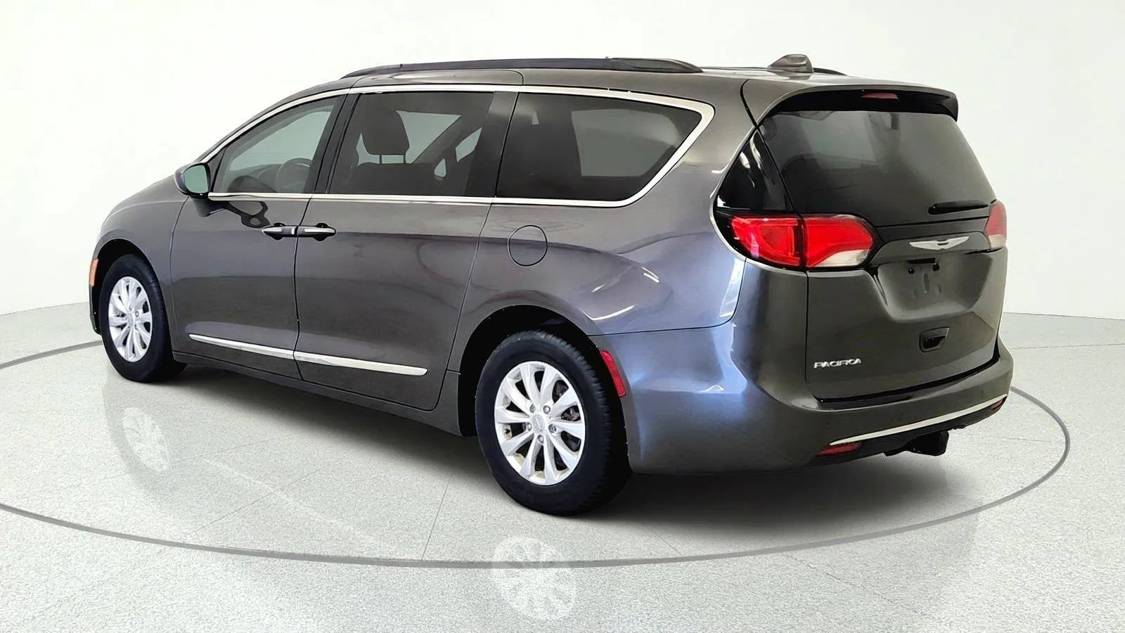 Used 2017 Chrysler Pacifica Touring-L FWD image 6