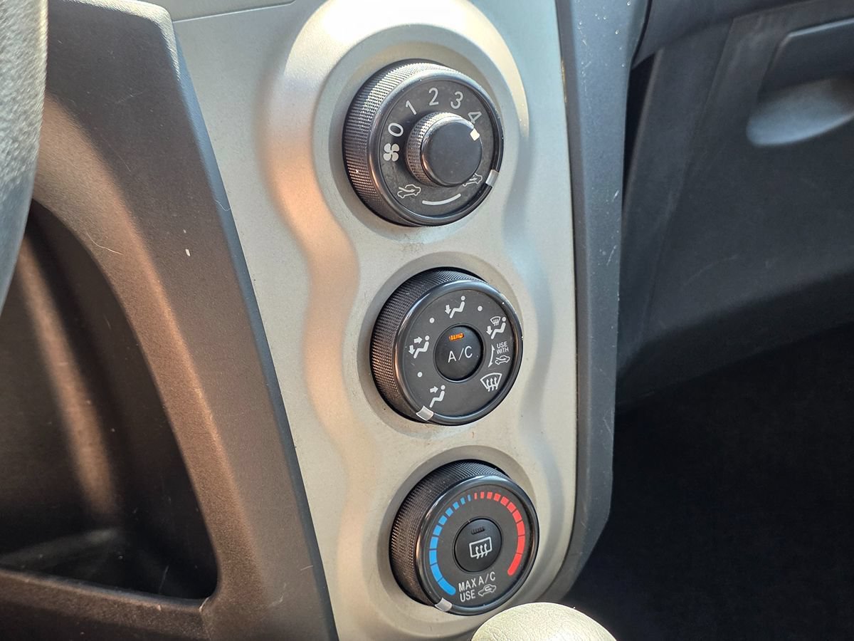 Used 2010 Toyota Yaris 4-Door Hatchback FWD image 38