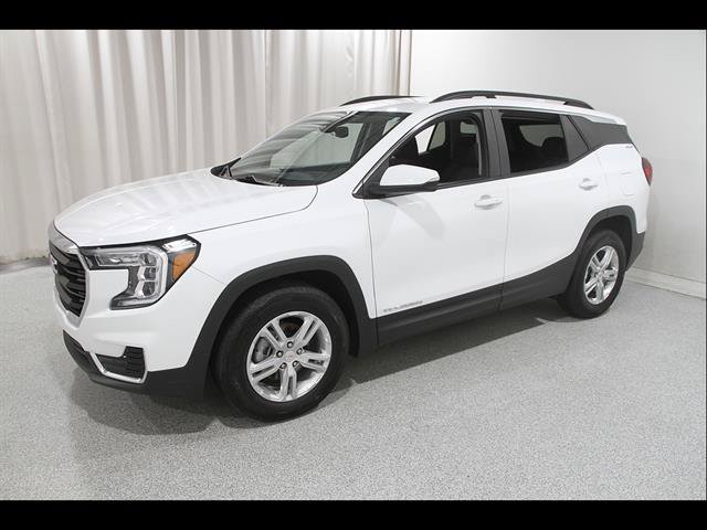 Used 2023 GMC Terrain SLE w/ Driver Convenience Package FWD image 3