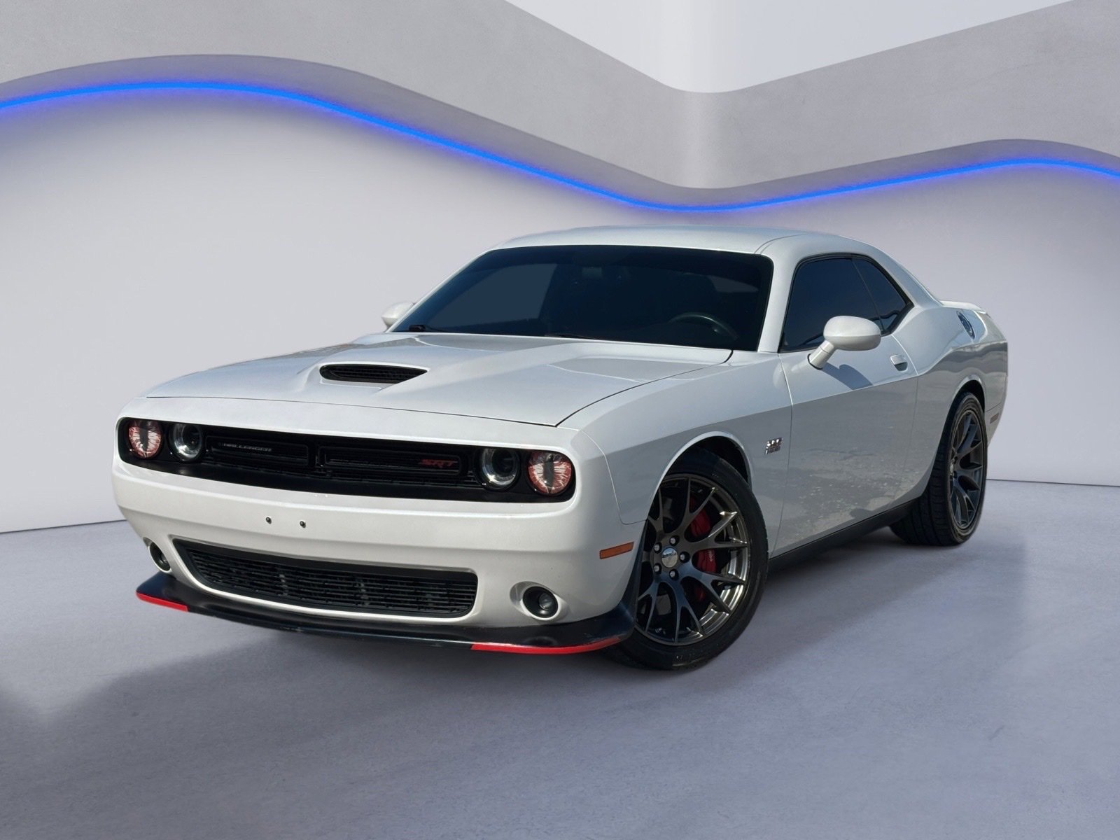 Used 2015 Dodge Challenger SRT image 2