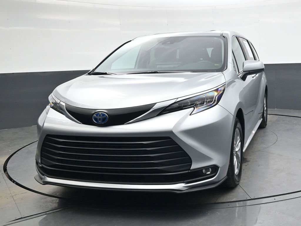 Used 2025 Toyota Sienna XLE image 9