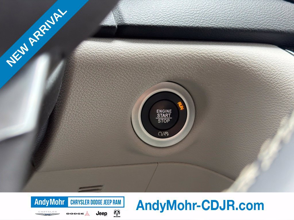 Used 2024 Chrysler Pacifica Touring-L FWD image 32