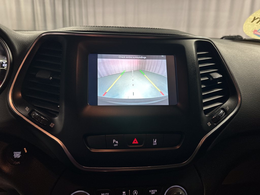 Used 2021 Jeep Cherokee Latitude Plus AWD/4WD image 18
