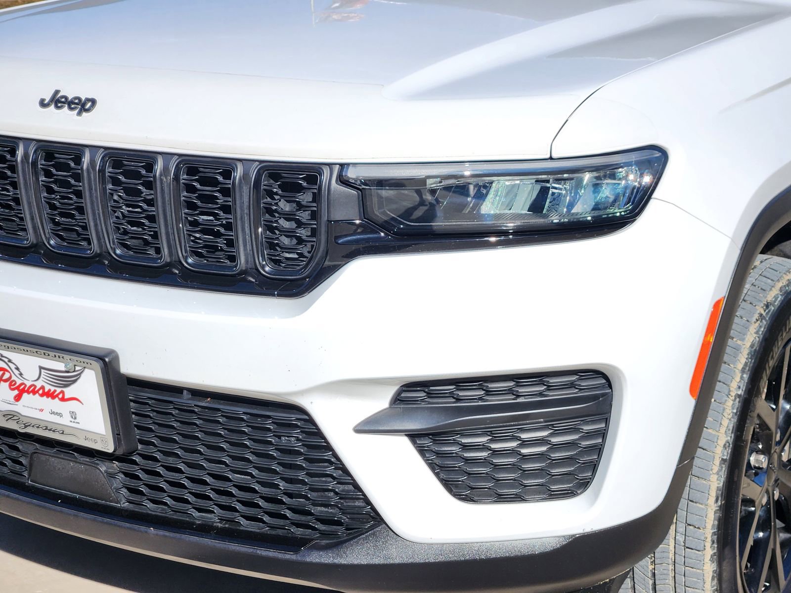 Used 2024 Jeep Grand Cherokee Altitude image 9