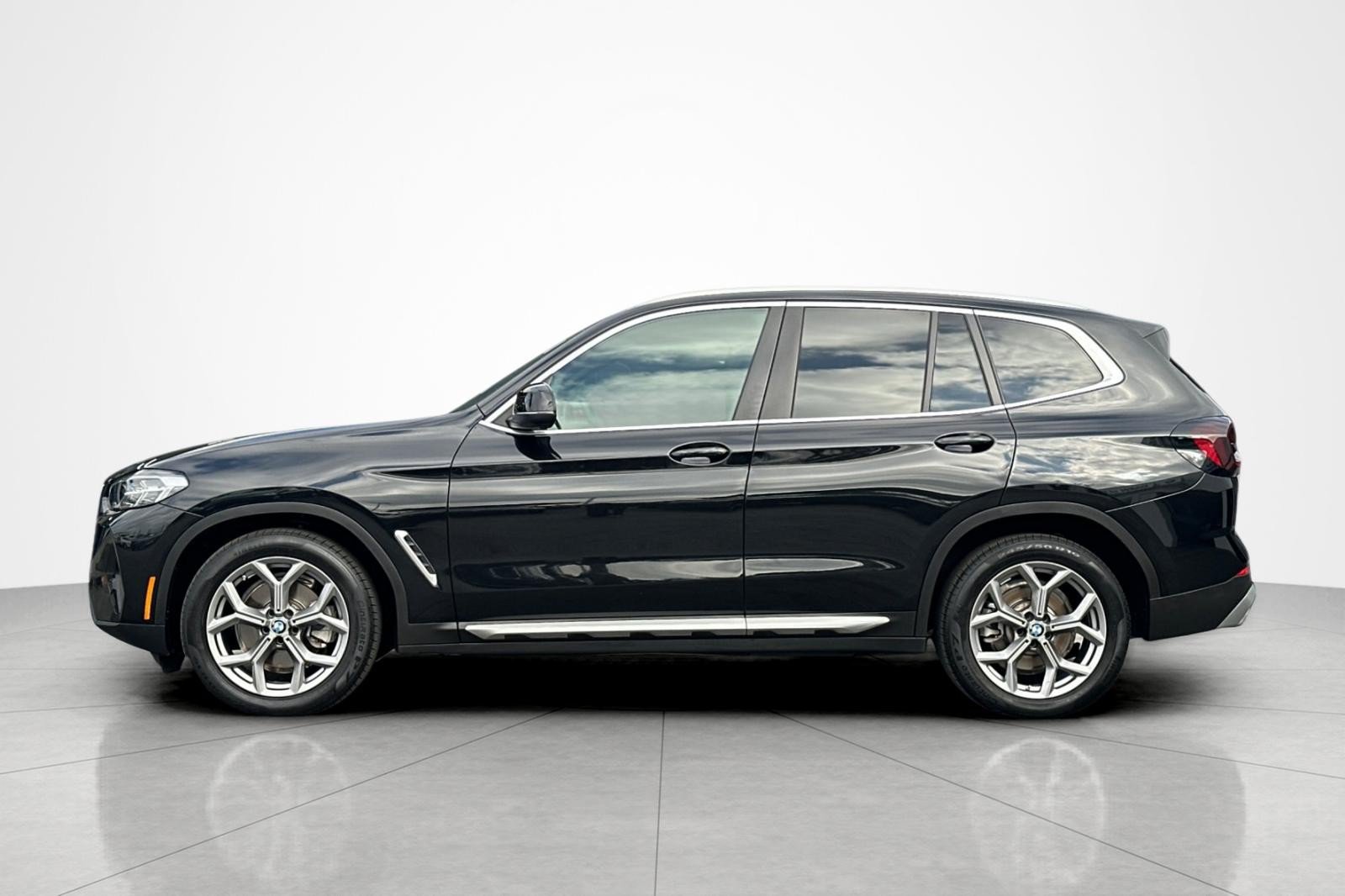 Used 2024 BMW X3 sDrive30i w/ Convenience Package RWD image 2