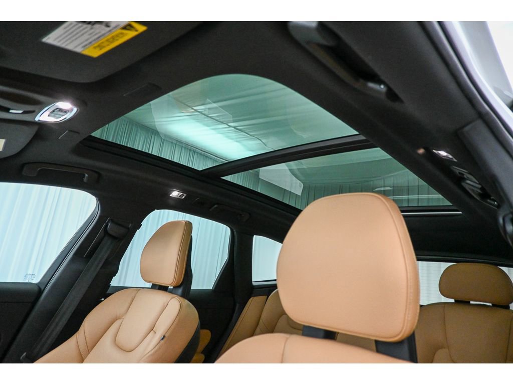 Used 2018 Volvo XC60 T6 Momentum w/ Vision Package image 11