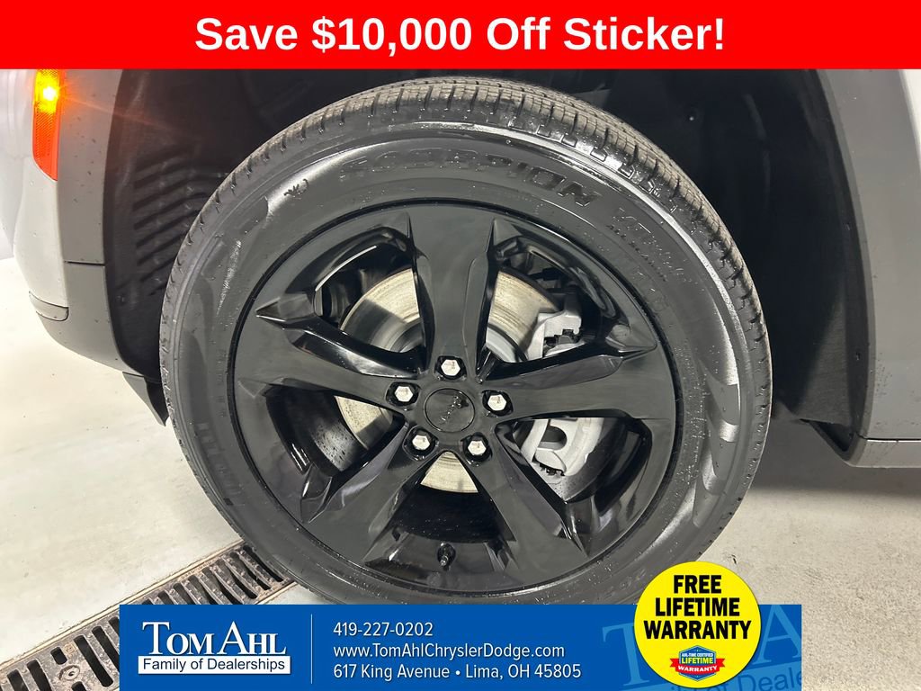 New 2025 Jeep Grand Cherokee L Limited w/ Black Appearance Package image 9