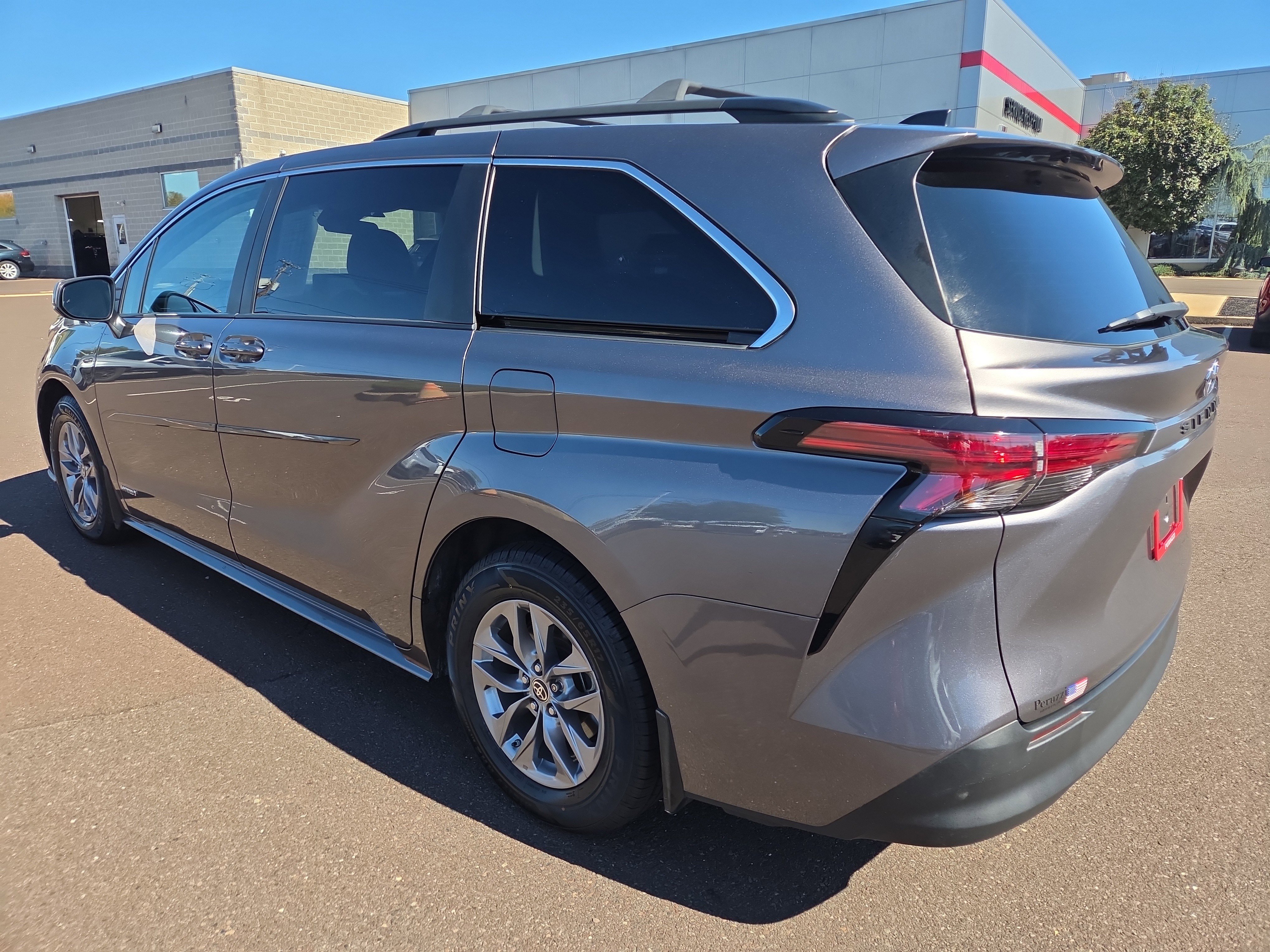 Certified 2021 Toyota Sienna LE image 5