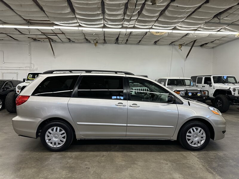 Used 2007 Toyota Sienna LE FWD image 2