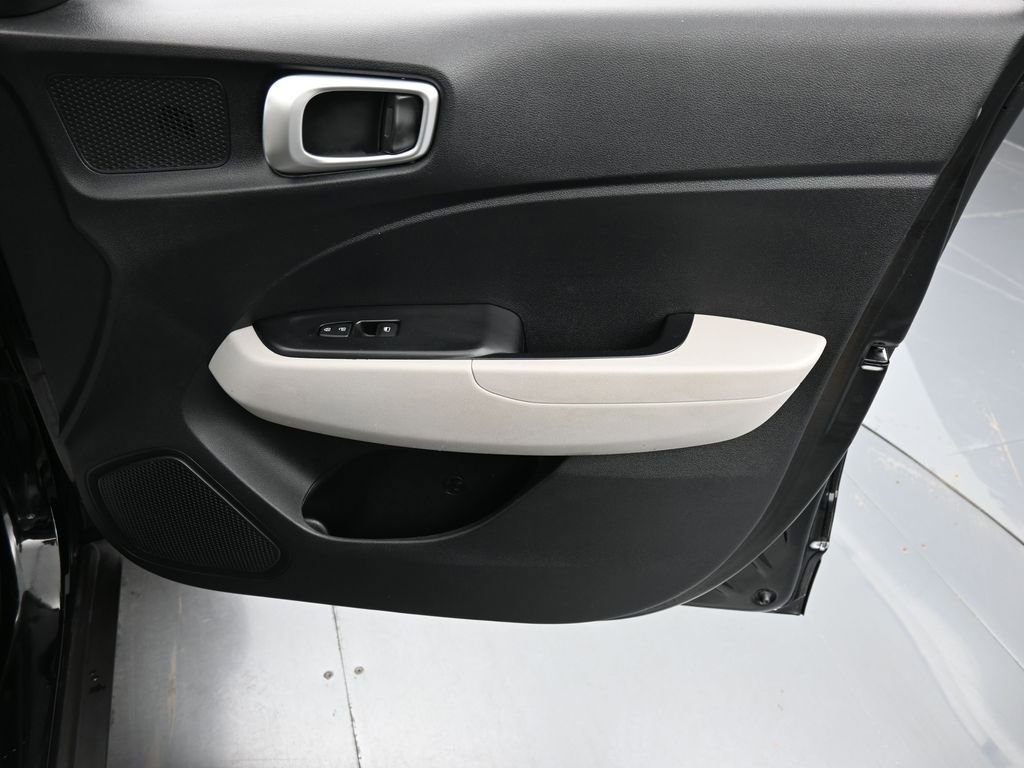 Used 2022 Hyundai Venue SEL image 18