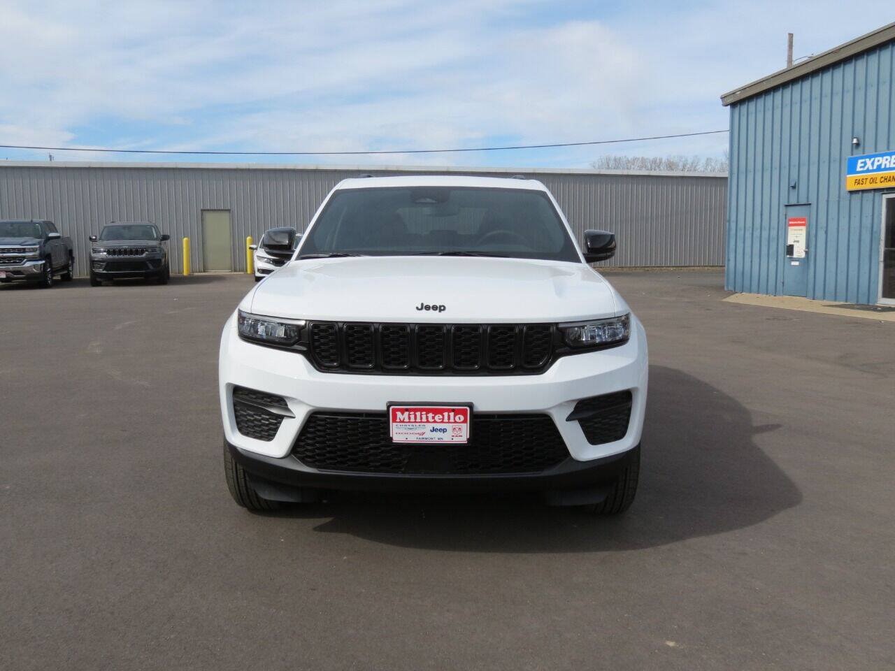 Used 2025 Jeep Grand Cherokee Altitude AWD/4WD image 4