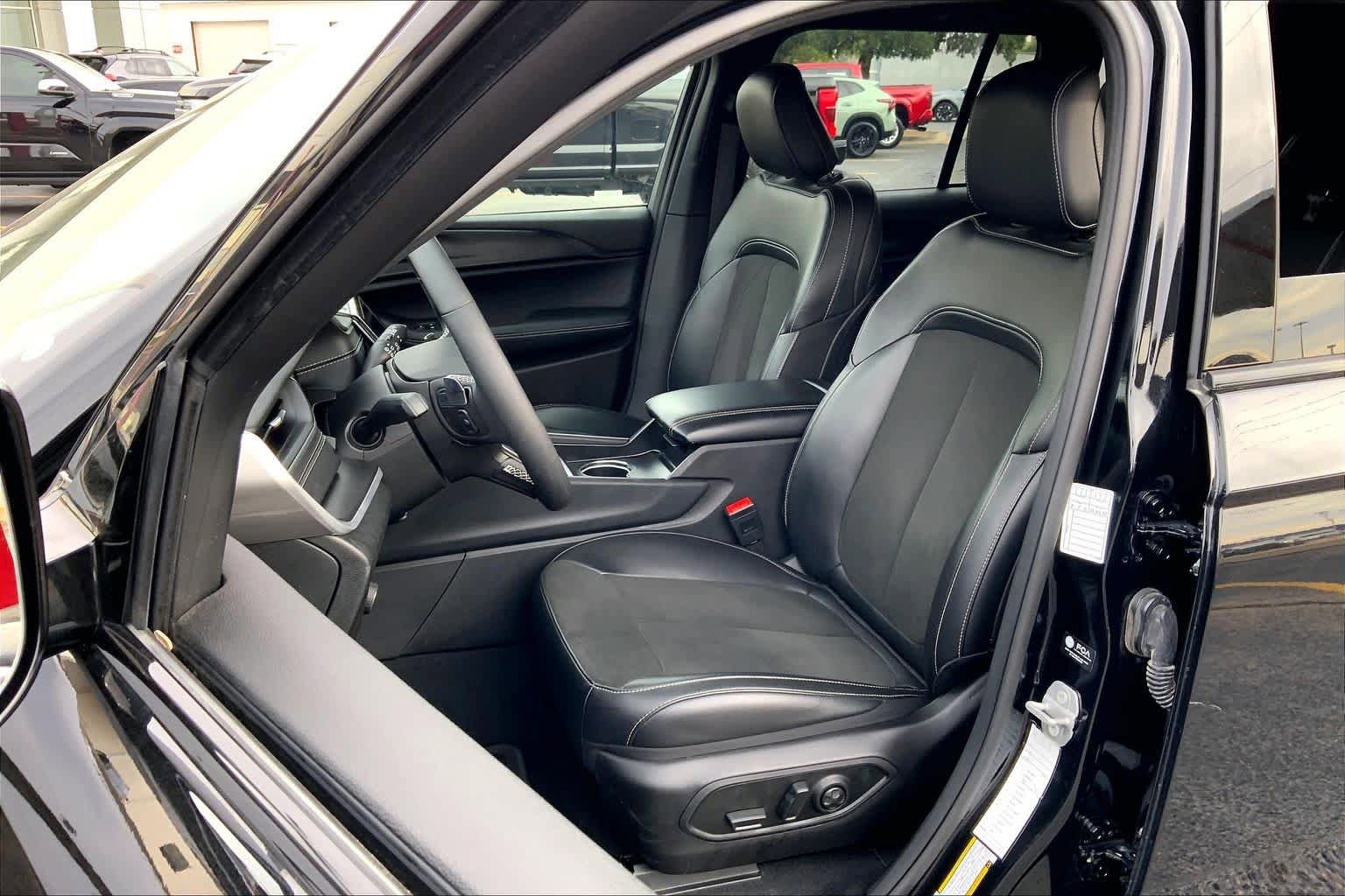 Used 2025 Jeep Grand Cherokee Altitude AWD/4WD image 8