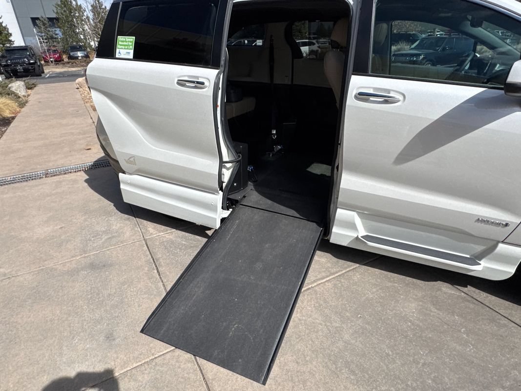 Used 2021 Toyota Sienna XLE AWD/4WD image 3