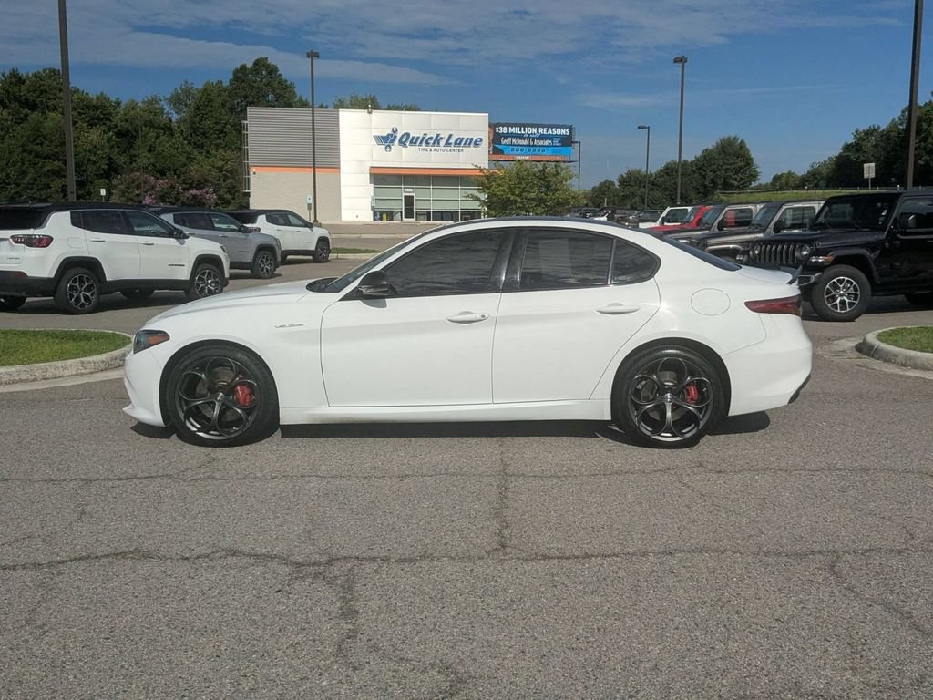 Used 2023 Alfa Romeo Giulia Veloce AWD/4WD image 2