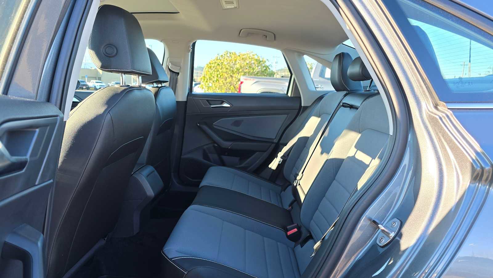 Used 2025 Volkswagen Jetta SE image 17