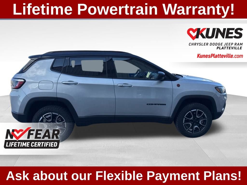 Used 2025 Jeep Compass Trailhawk image 3