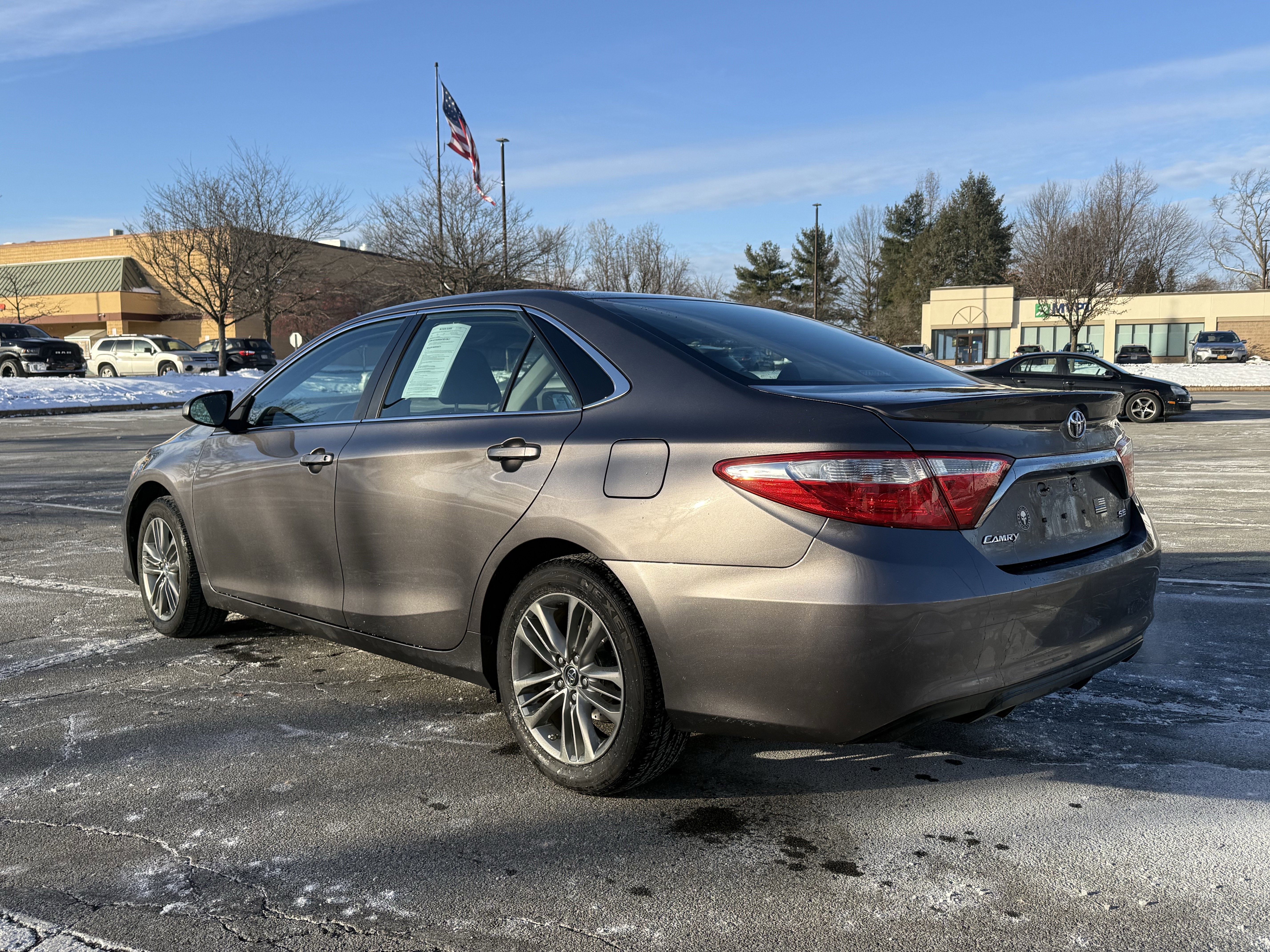 Used 2017 Toyota Camry SE image 3