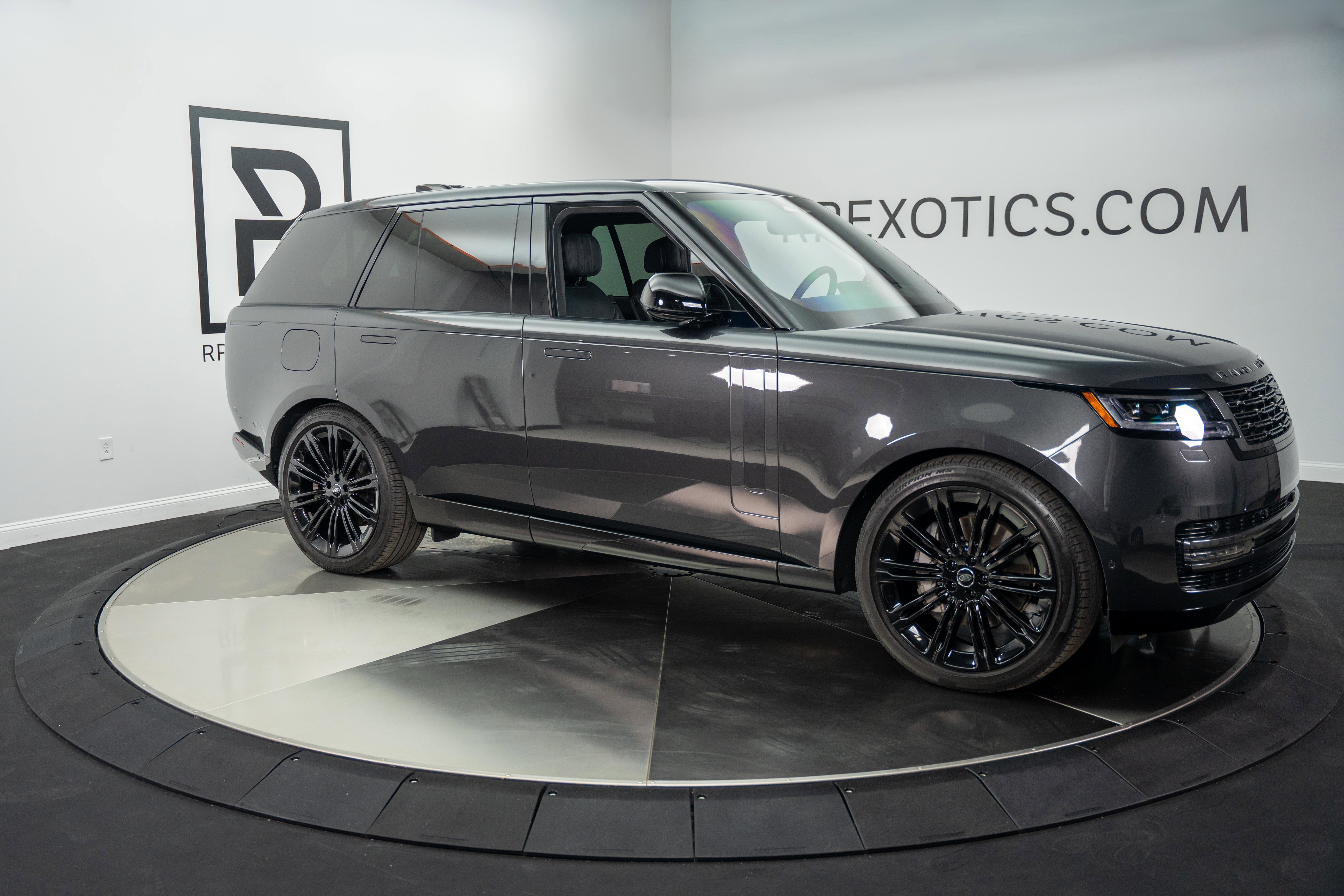 Used 2025 Land Rover Range Rover SE AWD/4WD image 8