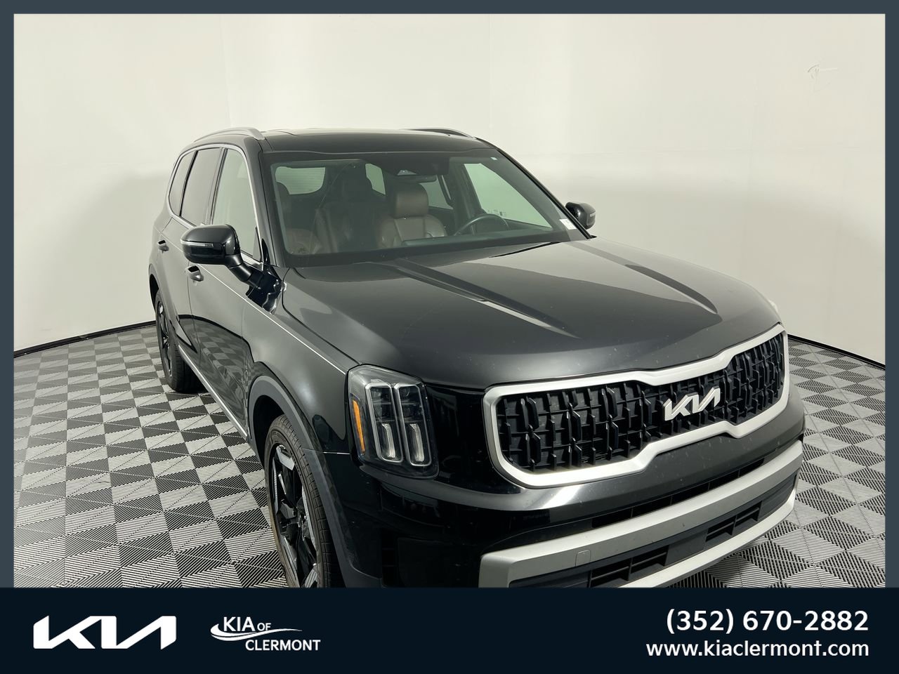 Used 2024 Kia Telluride EX w/ EX Captain's Chair Package FWD image 1
