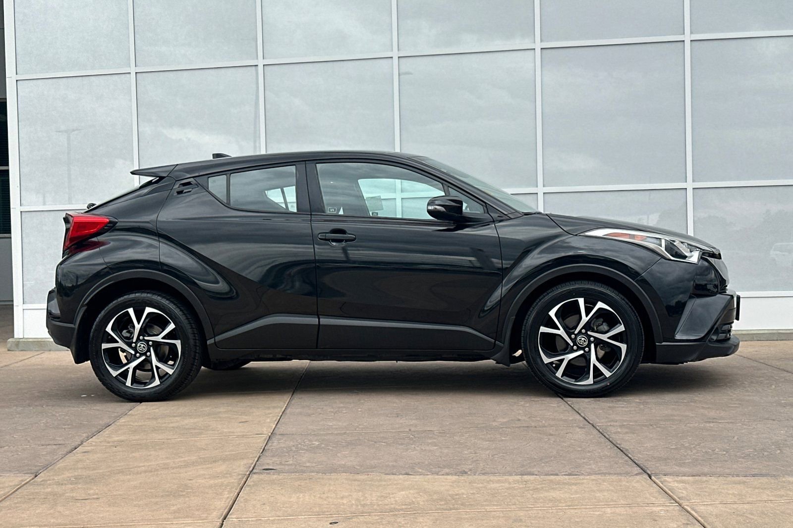 Used 2018 Toyota C-HR XLE FWD image 3