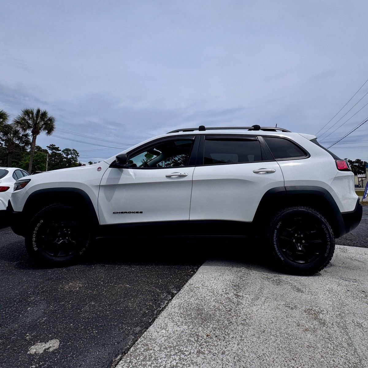 Used 2019 Jeep Cherokee Trailhawk w/ Comfort/Convenience Group AWD/4WD image 6