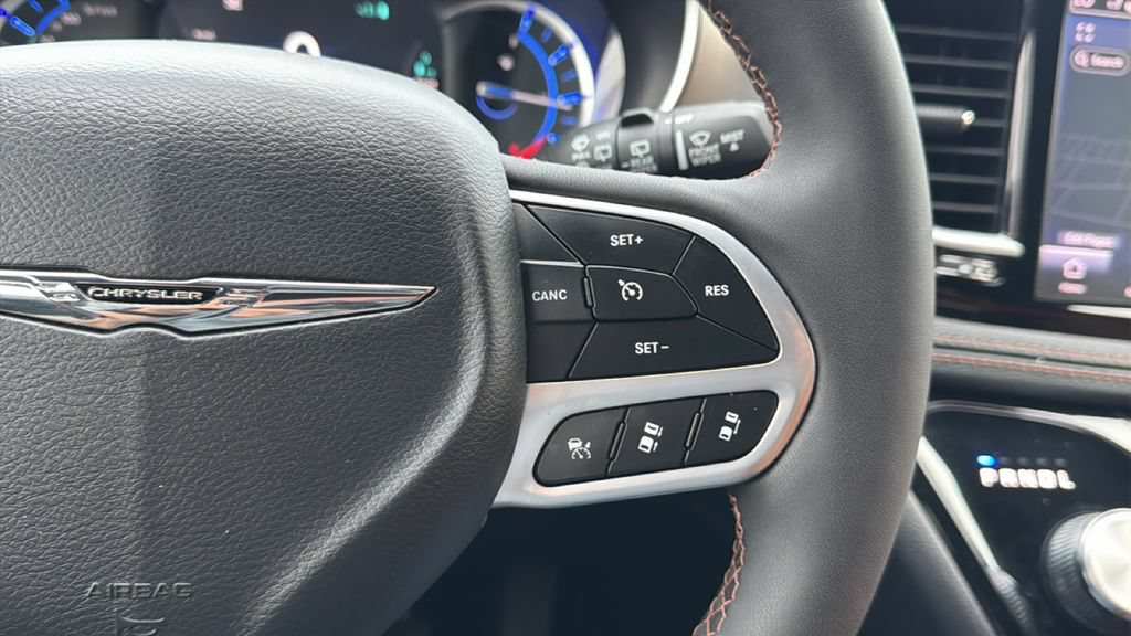 Used 2025 Chrysler Pacifica Pinnacle FWD image 19