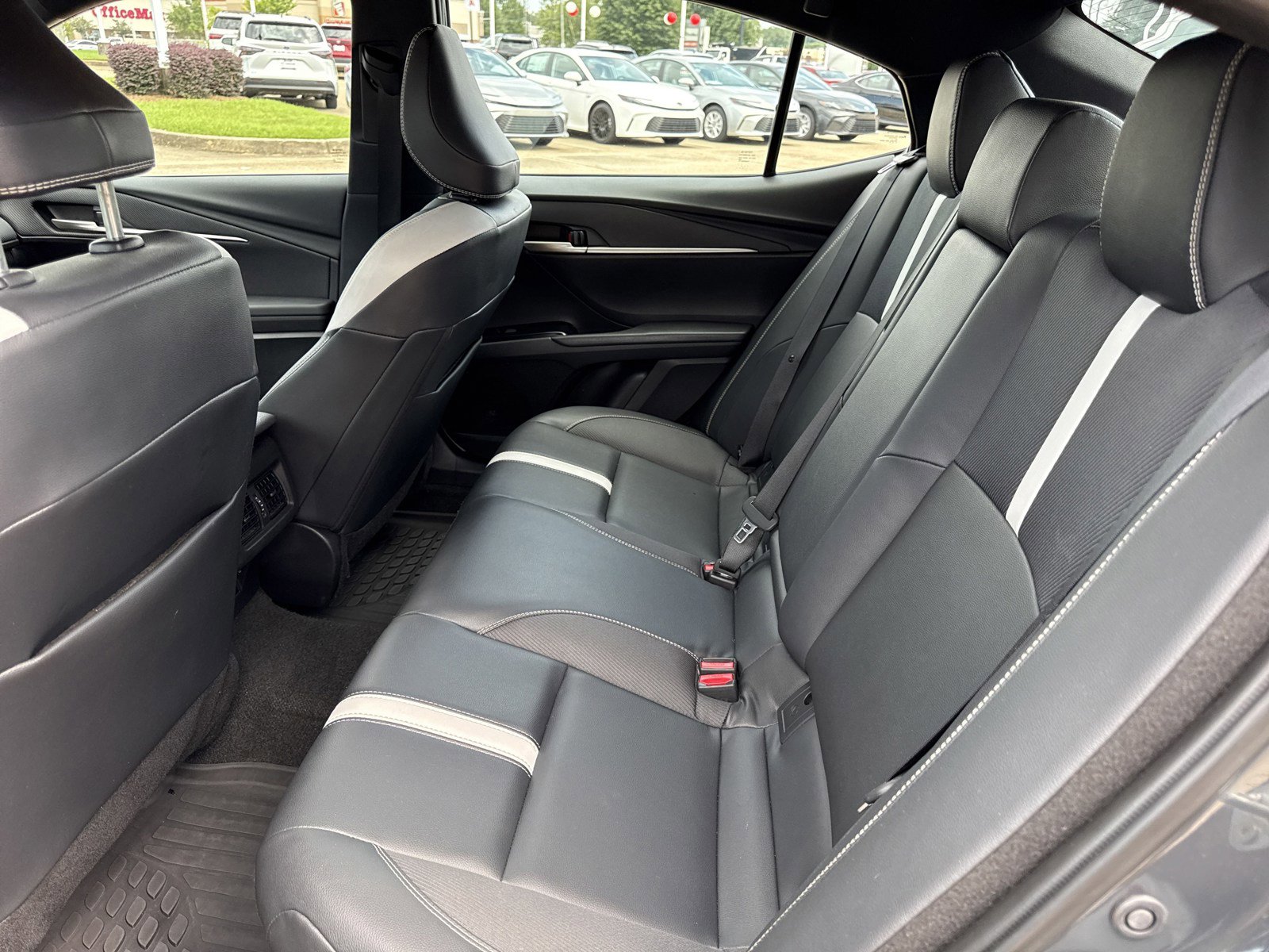 Used 2025 Toyota Camry SE image 13