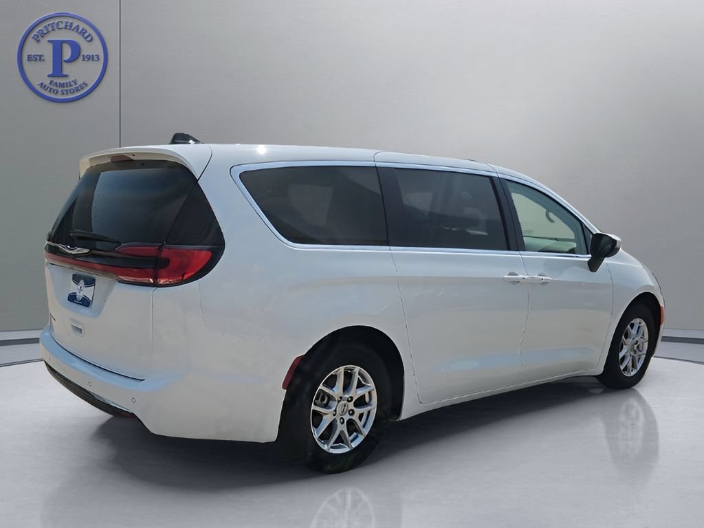 Used 2023 Chrysler Pacifica Touring-L FWD image 8