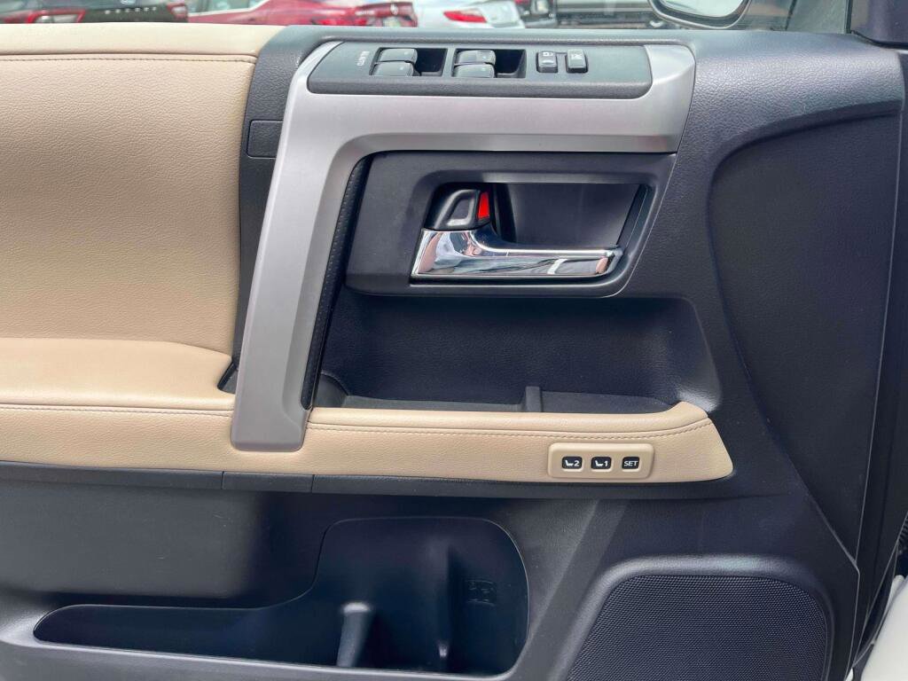 Used 2016 Toyota 4Runner Limited AWD/4WD image 33