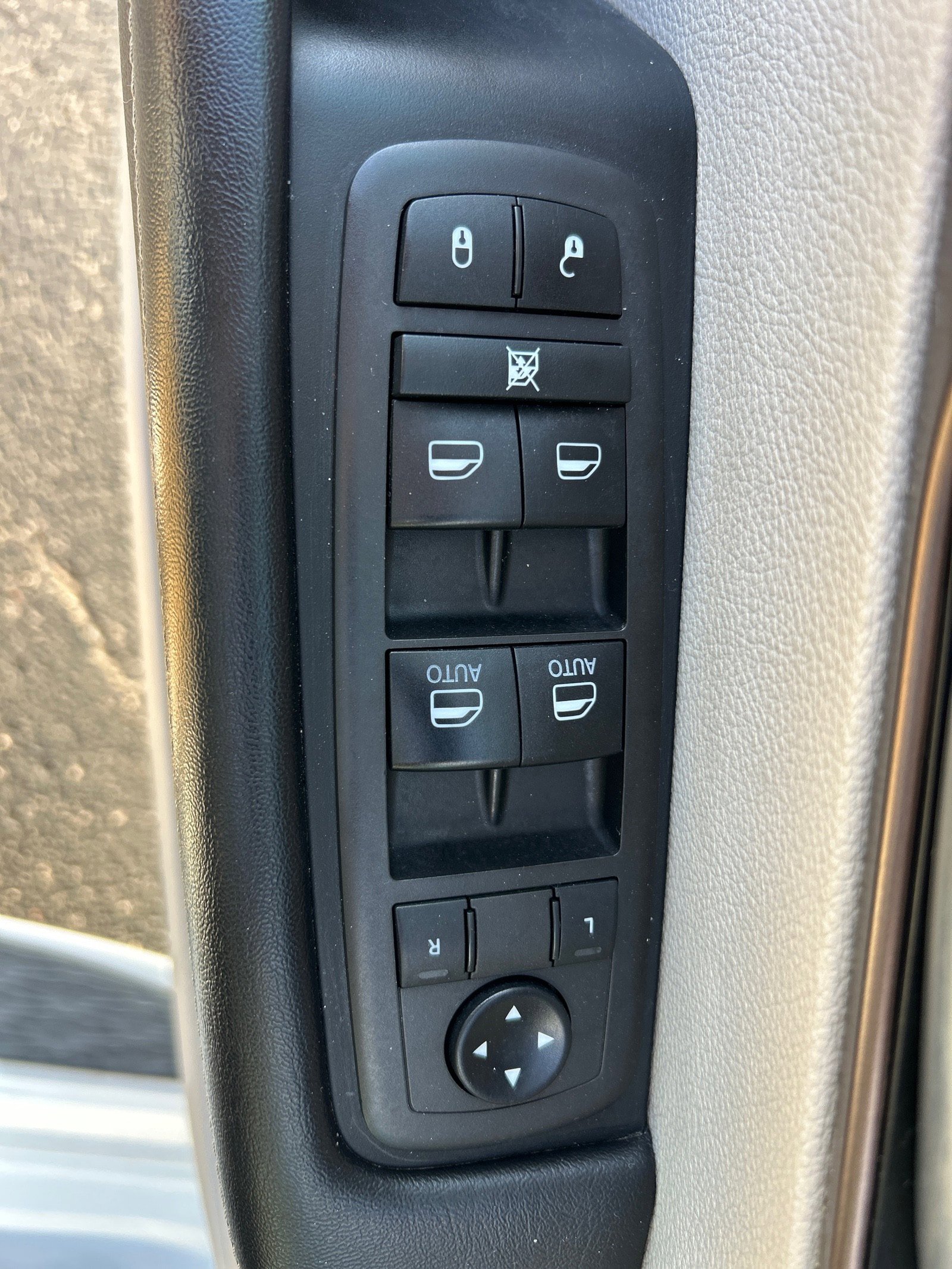 Used 2021 Chrysler Voyager LX image 16