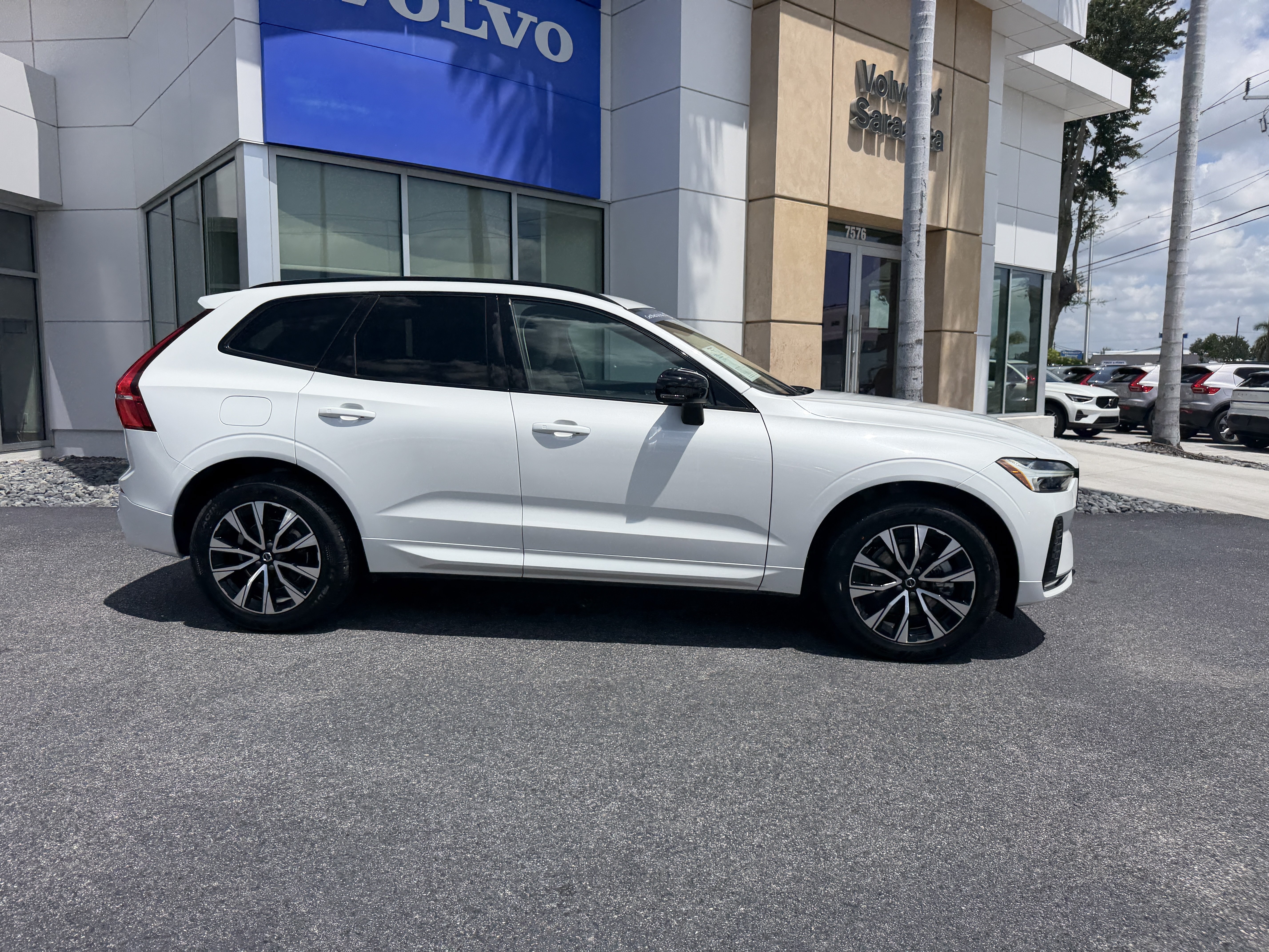 Certified 2024 Volvo XC60 B5 Core AWD/4WD image 2