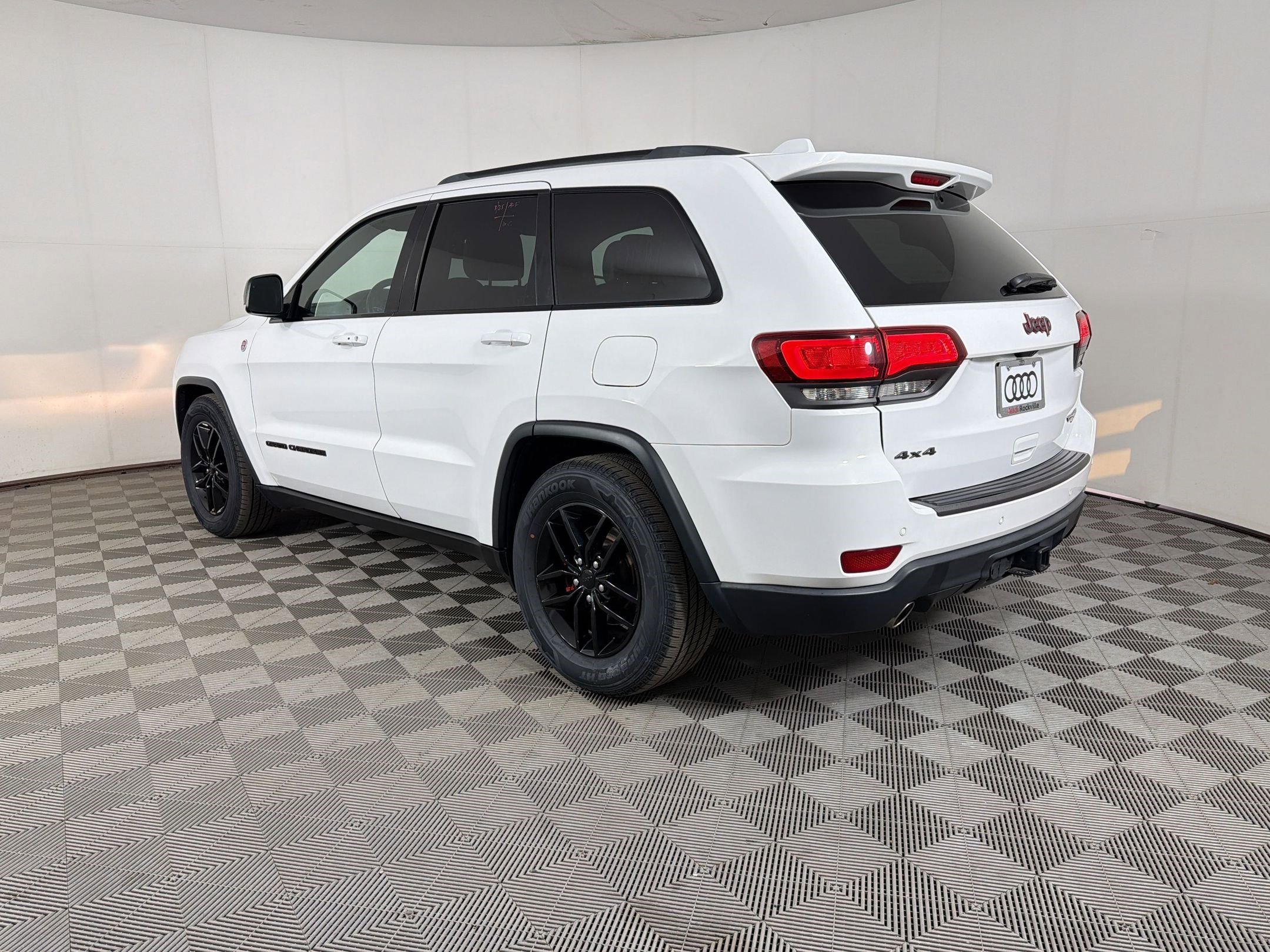 Used 2019 Jeep Grand Cherokee Trailhawk AWD/4WD image 3