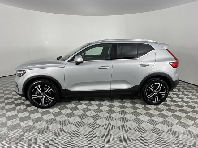Used 2024 Volvo XC40 B5 Core image 2