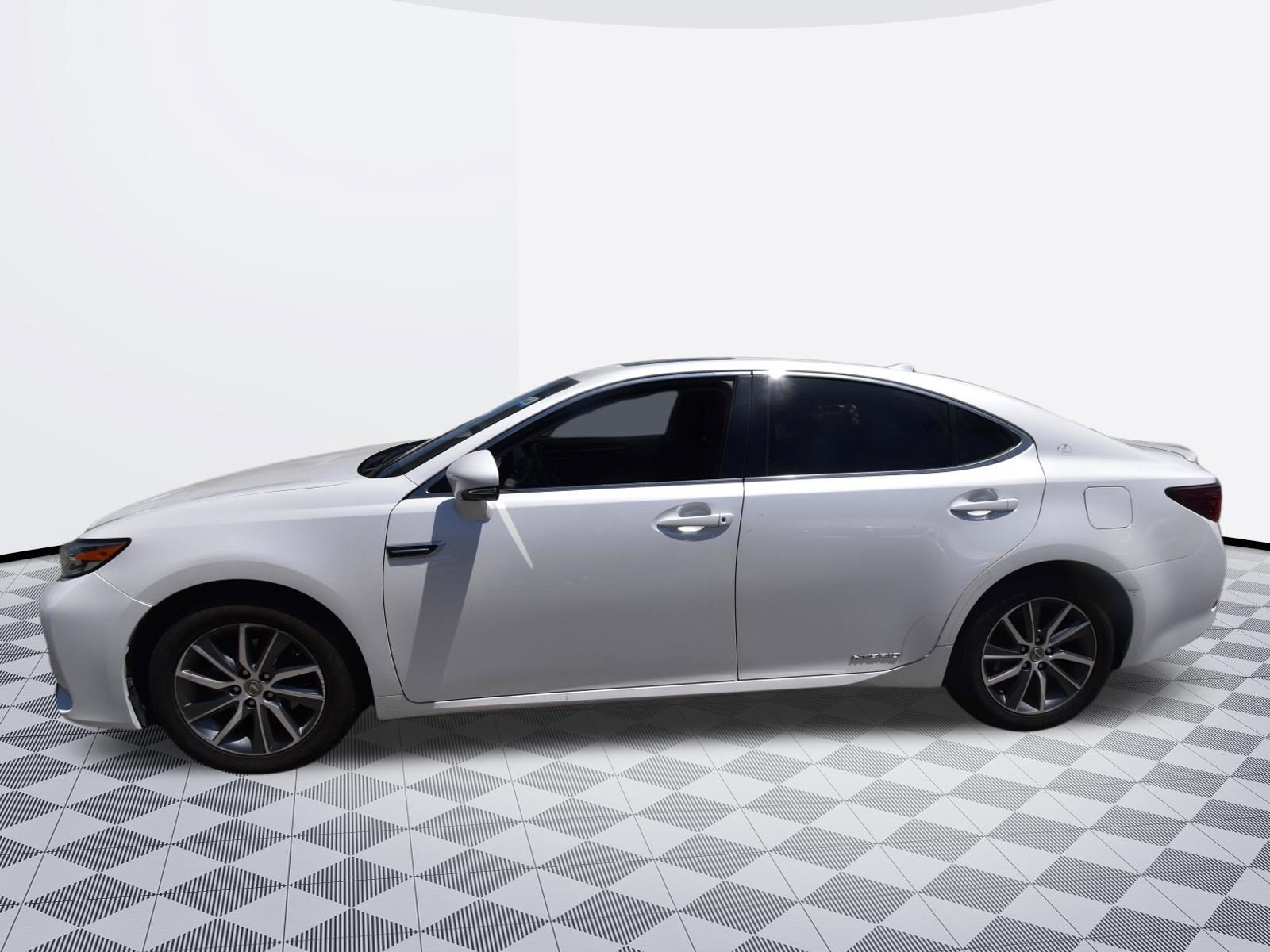 Used 2016 Lexus ES 300h w/ Navigation System Package FWD image 2