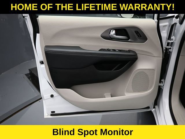 Used 2024 Chrysler Pacifica Touring-L image 11