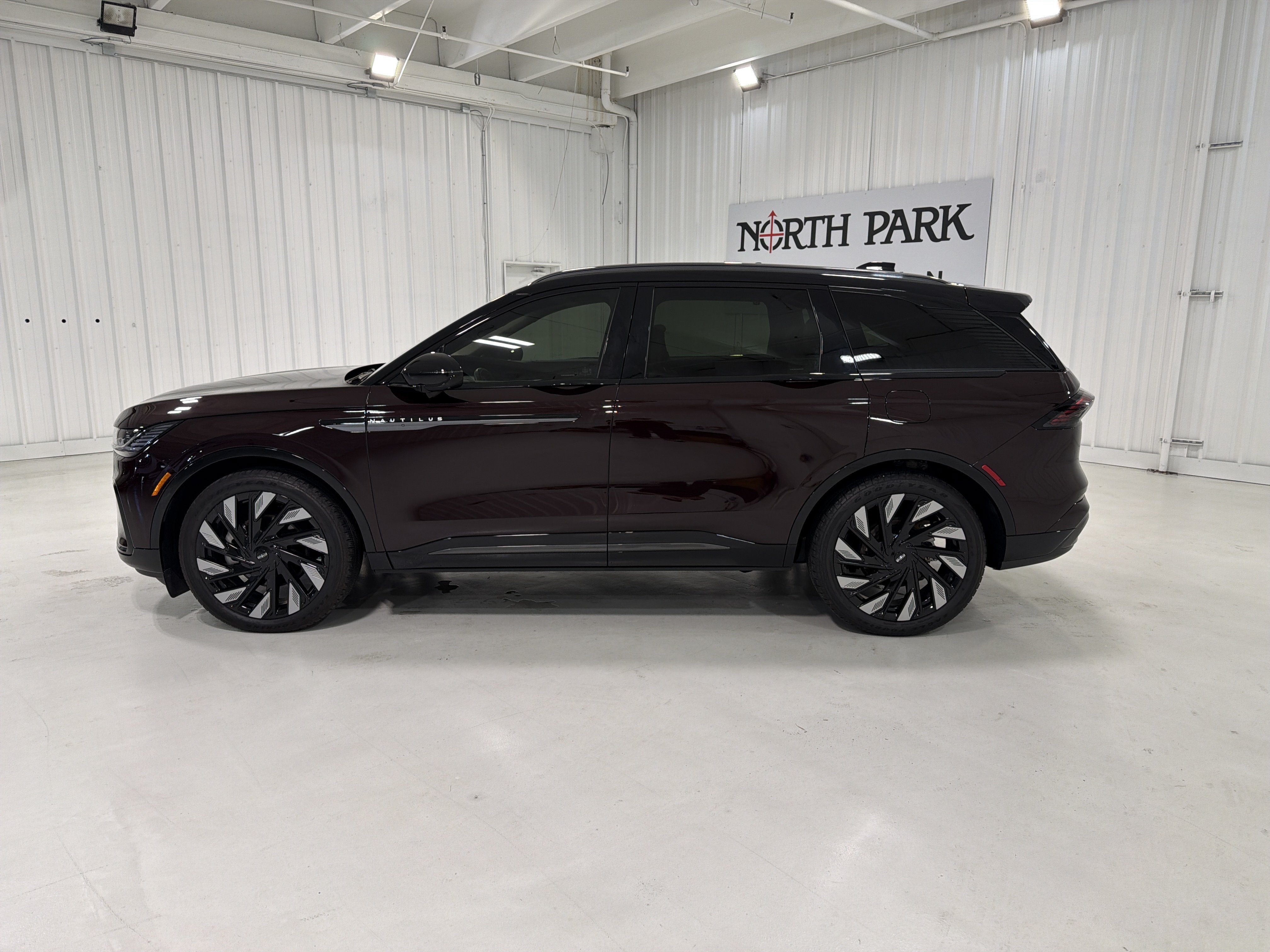 Used 2025 Lincoln Nautilus Reserve AWD/4WD image 2