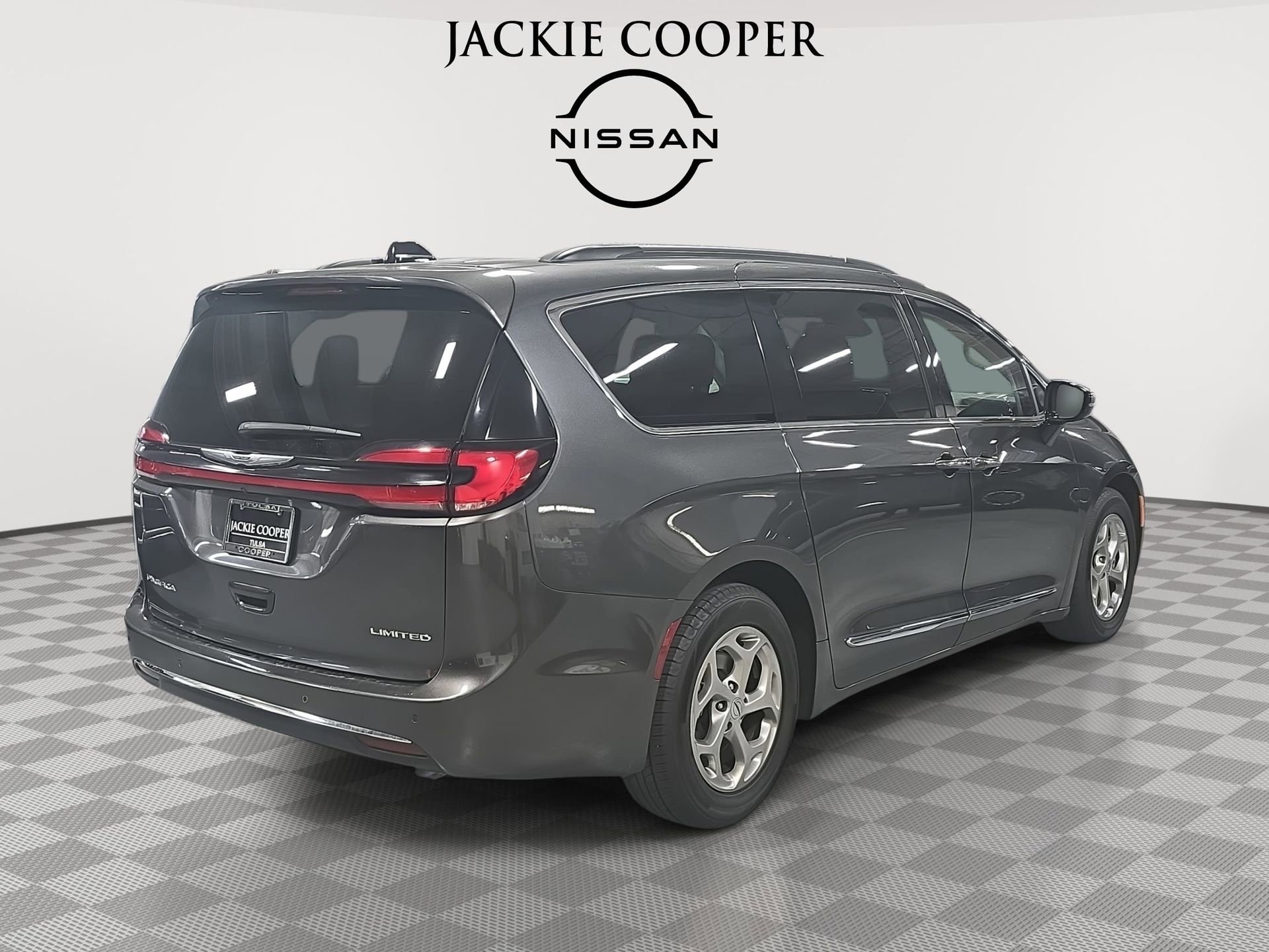 Used 2023 Chrysler Pacifica Limited image 5