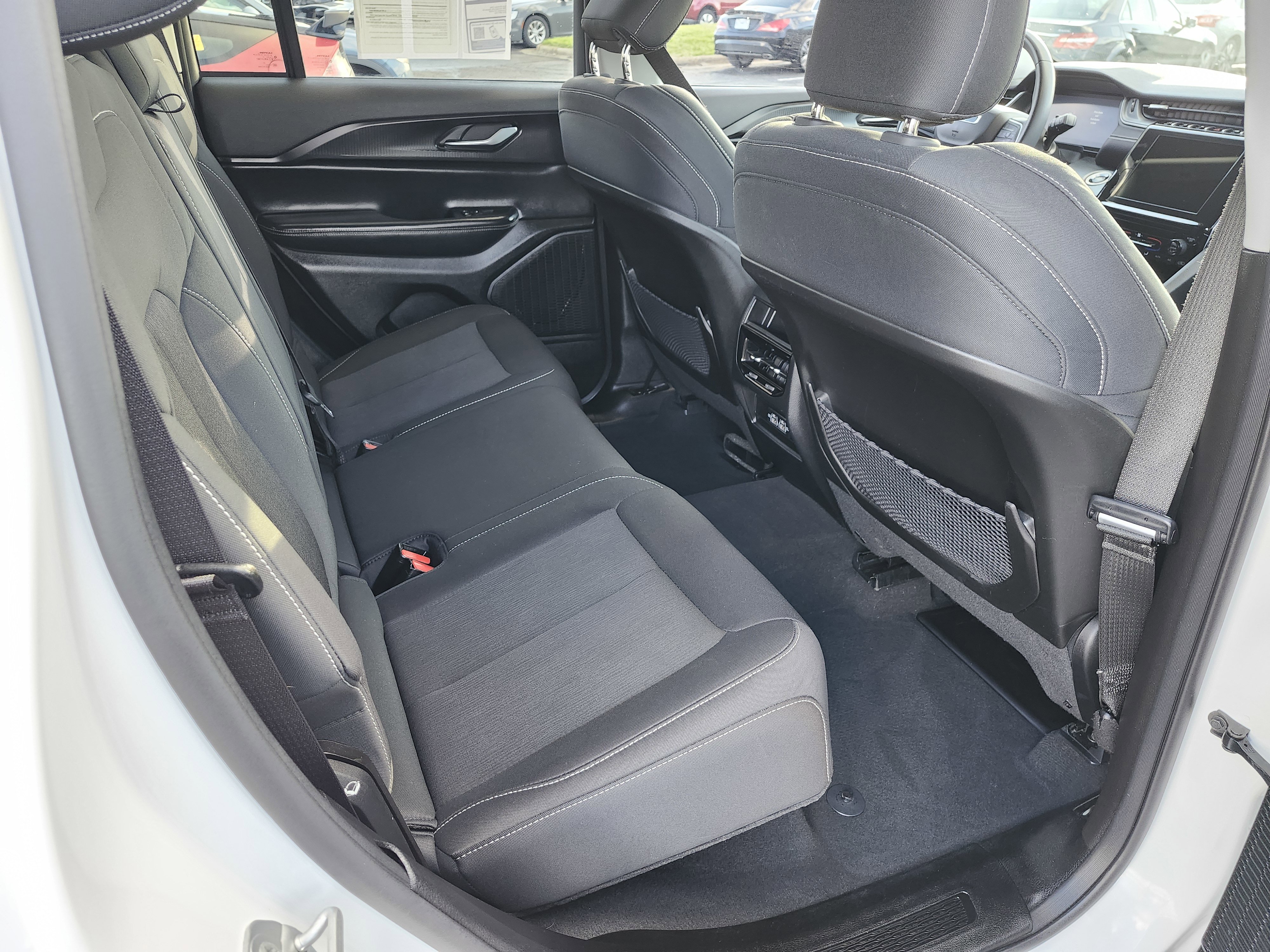 Used 2023 Jeep Grand Cherokee Laredo image 21