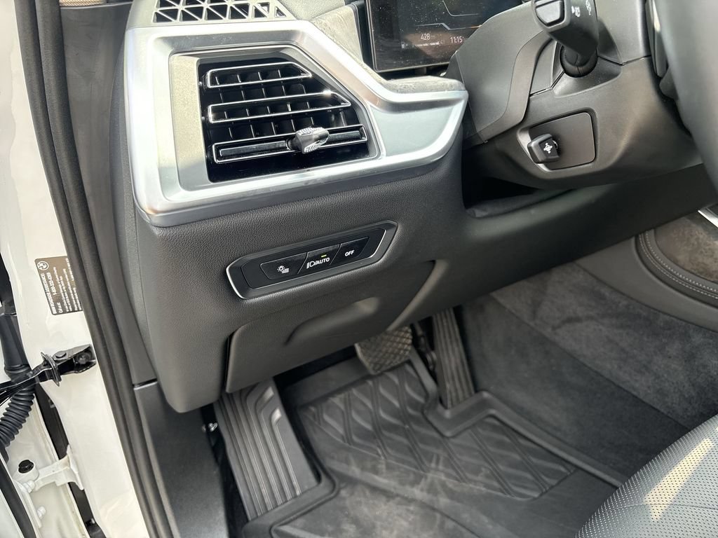 Used 2025 BMW X7 xDrive40i AWD/4WD image 18