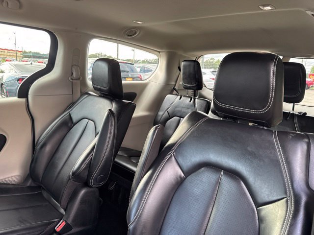 Used 2023 Chrysler Pacifica Touring-L FWD image 19