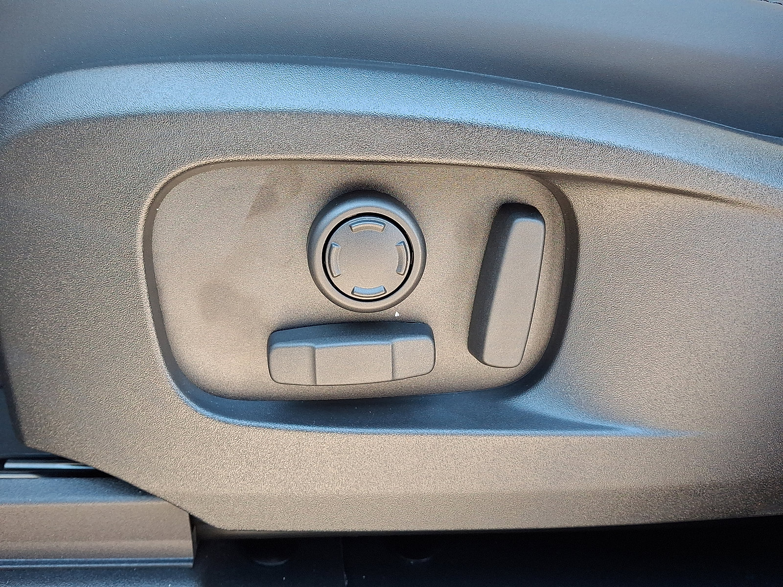 New 2026 Land Rover Defender 110 X-Dynamic SE image 4