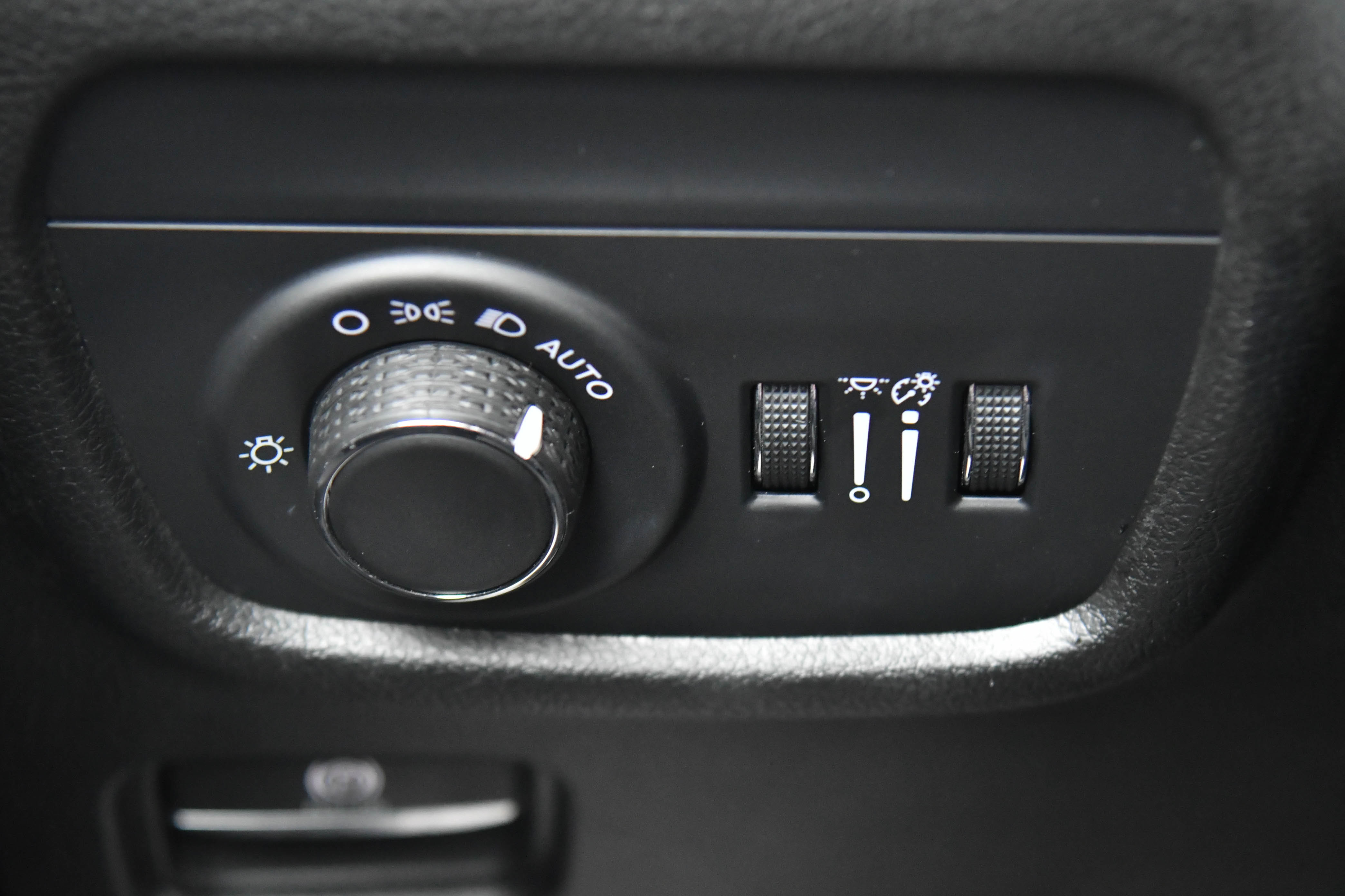 Used 2023 Jeep Grand Cherokee L Laredo image 32