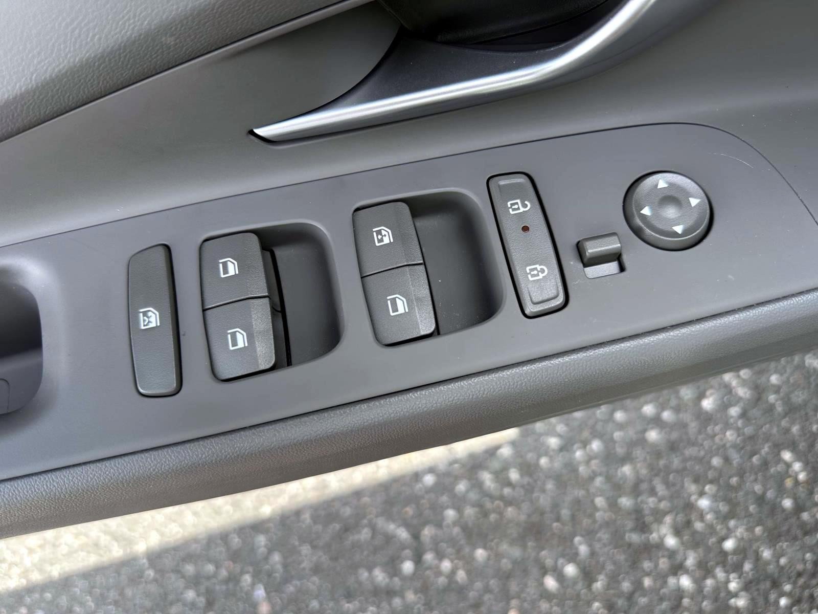 Used 2024 Hyundai Elantra SEL FWD image 9