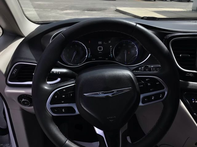 Used 2024 Chrysler Pacifica Touring-L FWD image 13