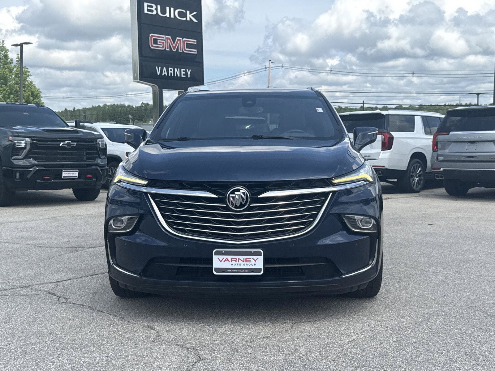 Used 2023 Buick Enclave Essence AWD/4WD image 2