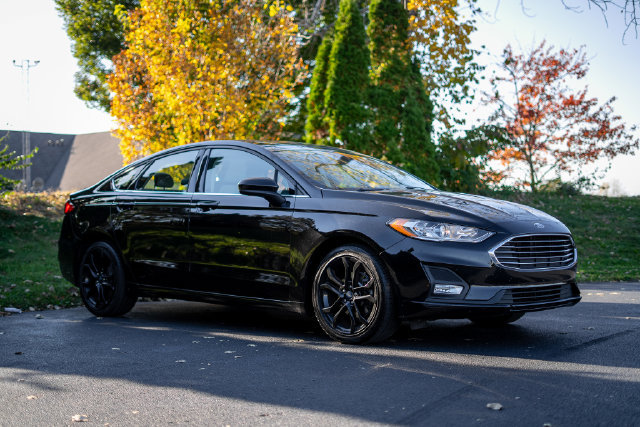 Used 2019 Ford Fusion SE w/ Equipment Group 151A FWD image 3
