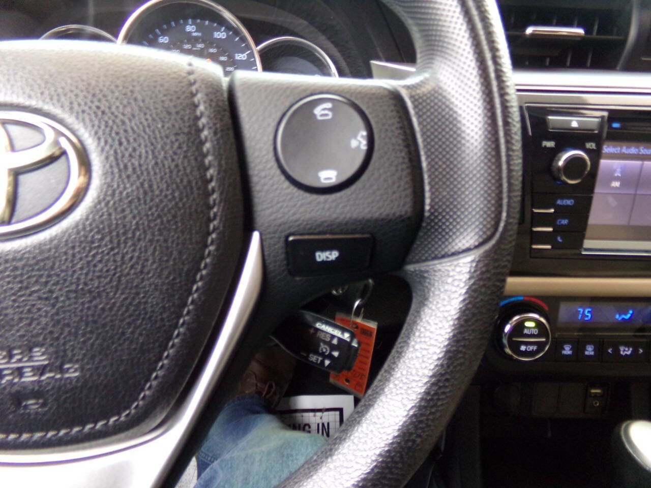 Used 2015 Toyota Corolla LE FWD image 27