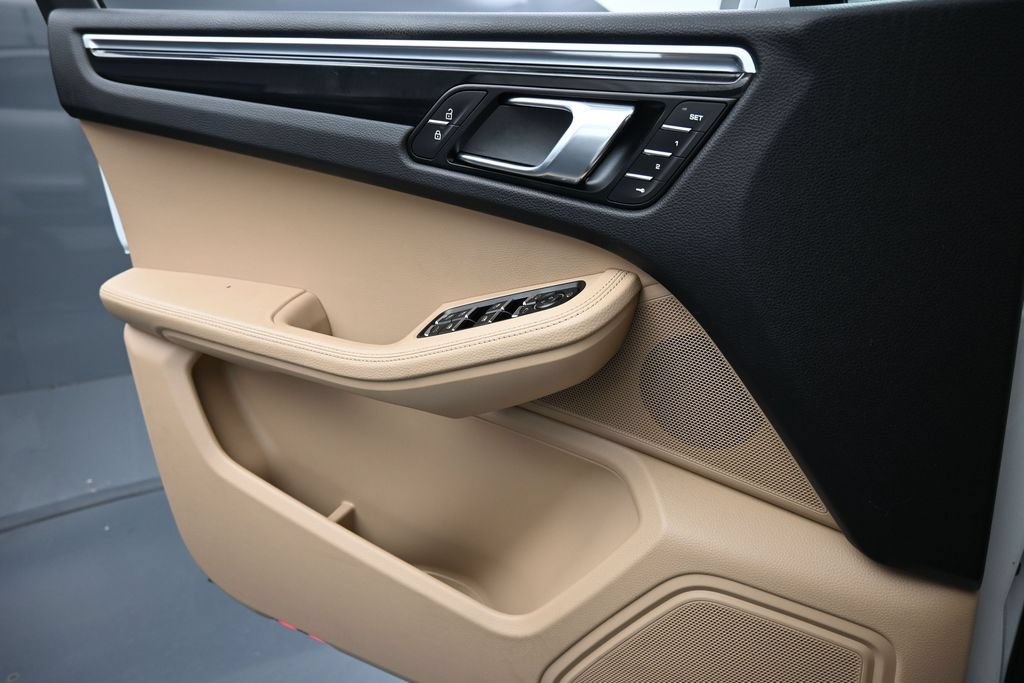 Certified 2023 Porsche Macan AWD/4WD image 22