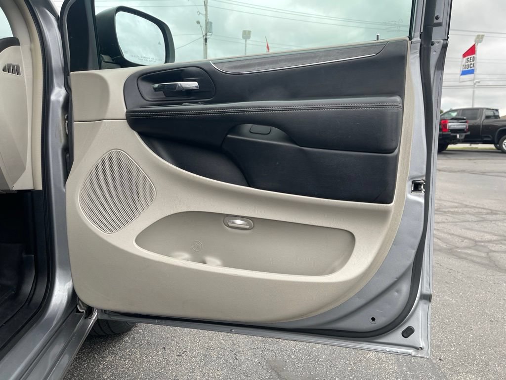 Used 2013 Chrysler Town & Country Touring-L w/ Driver Convenience Group FWD image 12