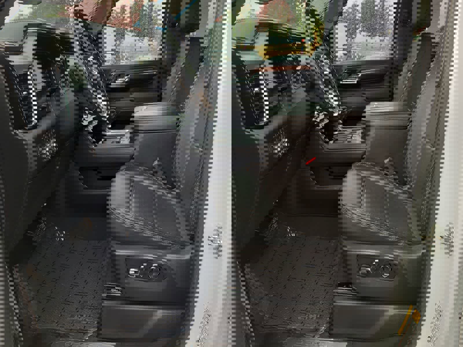 Used 2024 GMC Sierra 3500 Denali w/ Denali Reserve Package image 19